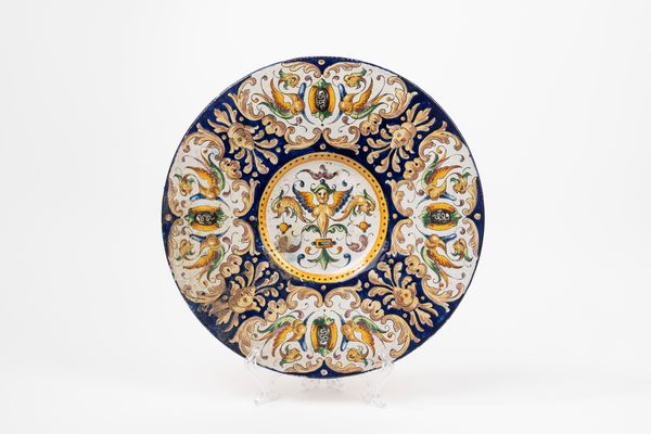 Piatto in maiolica policroma con motivi a grottesche, secolo XIX  - Asta Incanti d'Arte - Associazione Nazionale - Case d'Asta italiane