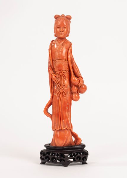 ☼ Figura femminile con zucche, scultura in corallo, Cina secolo XX  - Asta Incanti d'Arte - Associazione Nazionale - Case d'Asta italiane