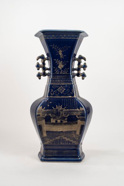 Vaso biansato in porcellana blu e decori in oro, Cina, dinastia Qing  - Asta Incanti d'Arte - Associazione Nazionale - Case d'Asta italiane