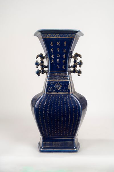 Vaso biansato in porcellana blu e decori in oro, Cina, dinastia Qing  - Asta Incanti d'Arte - Associazione Nazionale - Case d'Asta italiane