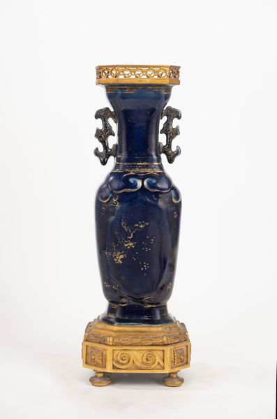 Vaso biansato montato a lume in porcellana blu con decori in oro, Cina, dinastia Qing  - Asta Incanti d'Arte - Associazione Nazionale - Case d'Asta italiane