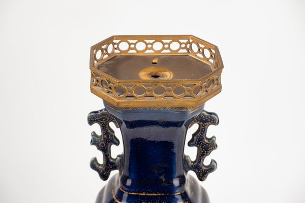 Vaso biansato montato a lume in porcellana blu con decori in oro, Cina, dinastia Qing  - Asta Incanti d'Arte - Associazione Nazionale - Case d'Asta italiane