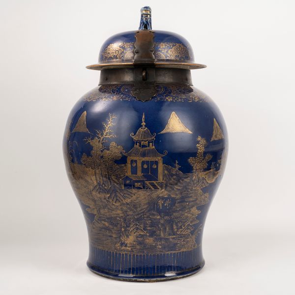 Vaso con coperchio in porcellana blu e decori in oro, Cina, dinastia Qing  - Asta Incanti d'Arte - Associazione Nazionale - Case d'Asta italiane