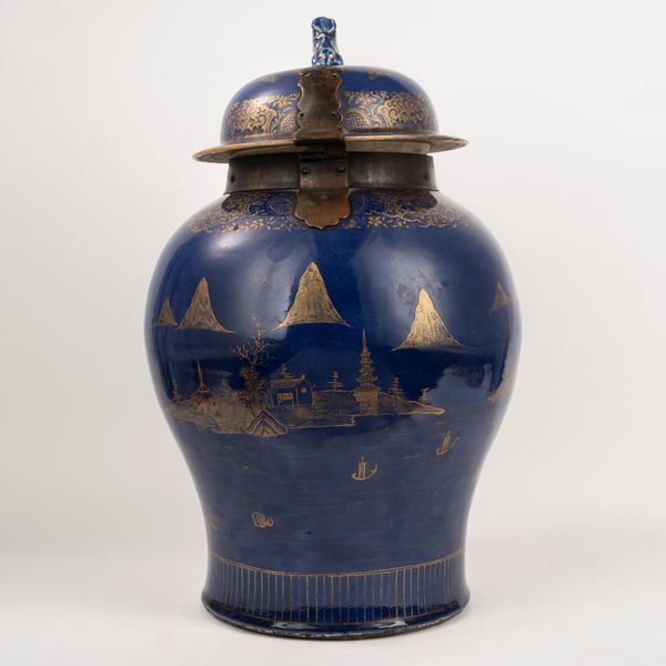 Vaso con coperchio in porcellana blu e decori in oro, Cina, dinastia Qing  - Asta Incanti d'Arte - Associazione Nazionale - Case d'Asta italiane