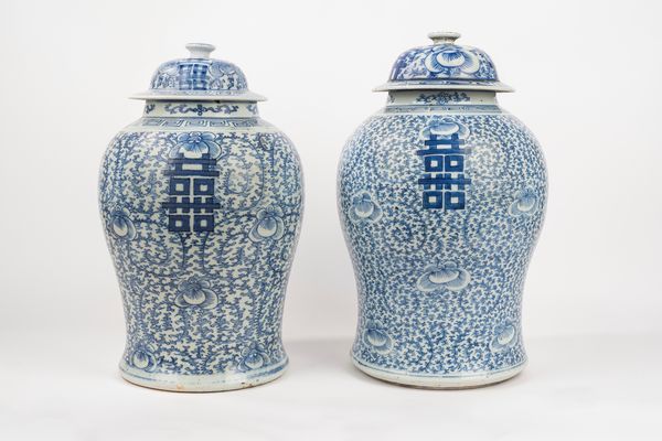 Due vasi in porcellana bianca e blu, Cina secolo XIX -XX  - Asta Incanti d'Arte - Associazione Nazionale - Case d'Asta italiane