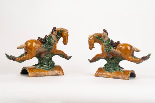 Coppia di tegole in ceramica Sancai raffiguranti cavallo e cavaliere, Cina periodo Ming  - Asta Incanti d'Arte - Associazione Nazionale - Case d'Asta italiane