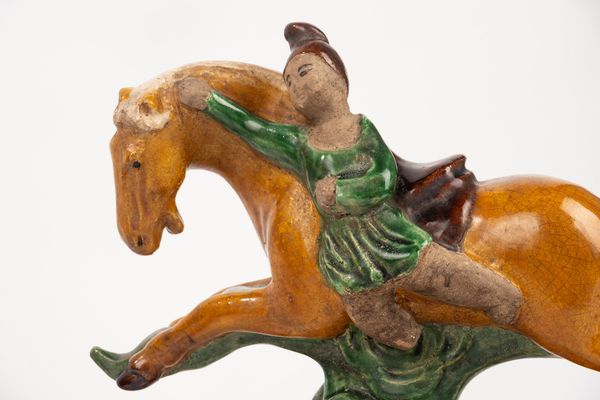 Coppia di tegole in ceramica Sancai raffiguranti cavallo e cavaliere, Cina periodo Ming  - Asta Incanti d'Arte - Associazione Nazionale - Case d'Asta italiane