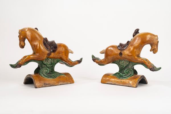 Coppia di tegole in ceramica Sancai raffiguranti cavallo e cavaliere, Cina periodo Ming  - Asta Incanti d'Arte - Associazione Nazionale - Case d'Asta italiane