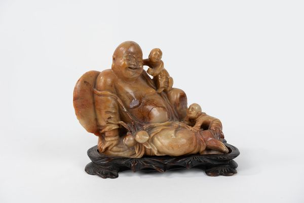 Scultura in pietra saponaria raffigurante Budai, Cina, secolo XIX  - Asta Incanti d'Arte - Associazione Nazionale - Case d'Asta italiane