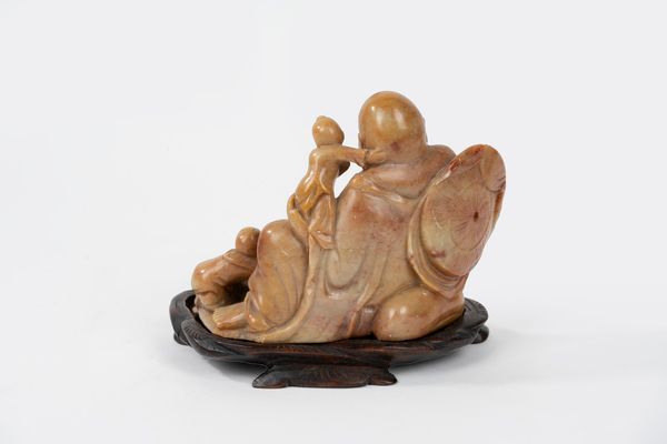 Scultura in pietra saponaria raffigurante Budai, Cina, secolo XIX  - Asta Incanti d'Arte - Associazione Nazionale - Case d'Asta italiane