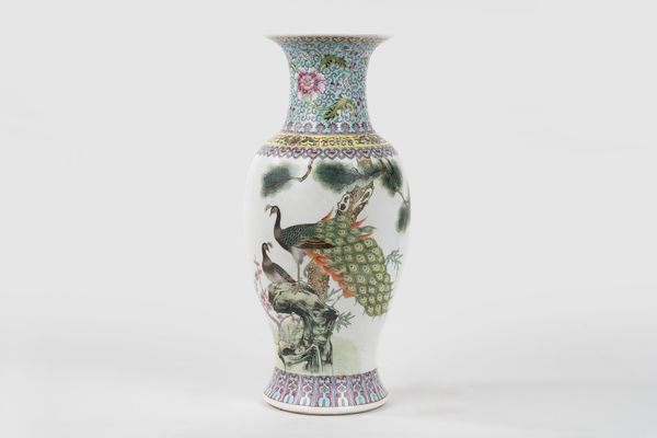 Vaso in porcellana policroma con due pavoni sul corpo, Cina, secolo XX  - Asta Incanti d'Arte - Associazione Nazionale - Case d'Asta italiane