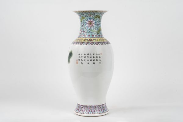 Vaso in porcellana policroma con due pavoni sul corpo, Cina, secolo XX  - Asta Incanti d'Arte - Associazione Nazionale - Case d'Asta italiane