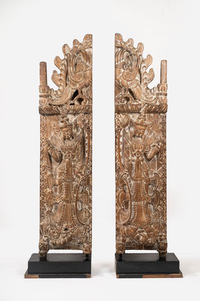 Due ante di porta in legno intagliato, Birmania o Thai, fine secolo XIX - inizi secolo XX  - Asta Incanti d'Arte - Associazione Nazionale - Case d'Asta italiane