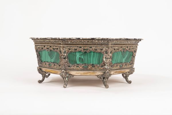 Centrotavola ottagonale in metallo argentato con placche in malachite, secolo XX  - Asta Incanti d'Arte - Associazione Nazionale - Case d'Asta italiane