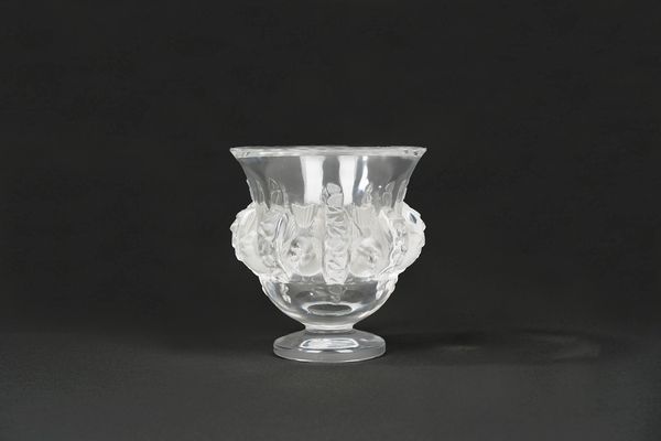 LALIQUE : Vaso in vetro modello Dampierre, anni '50 del Novecento  - Asta Incanti d'Arte - Associazione Nazionale - Case d'Asta italiane