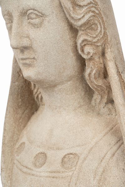 Scuola francese : Scultura in pietra arenaria raffigurante busto di Madonna incoronata  - Asta Incanti d'Arte - Associazione Nazionale - Case d'Asta italiane