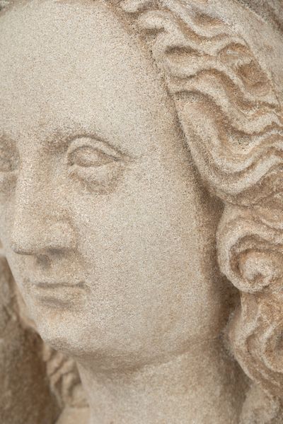 Scuola francese : Scultura in pietra arenaria raffigurante busto di Madonna incoronata  - Asta Incanti d'Arte - Associazione Nazionale - Case d'Asta italiane