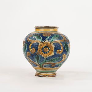 Vaso a boccia in maiolica policroma, Caltagirone, secolo XVII  - Asta Incanti d'Arte - Associazione Nazionale - Case d'Asta italiane