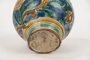 Vaso a boccia in maiolica policroma, Caltagirone, secolo XVII  - Asta Incanti d'Arte - Associazione Nazionale - Case d'Asta italiane