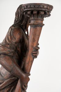 Scuola dell'Italia centrale, secolo XVII : Due sculture in legno intagliato a patina scura, raffiguranti figure reggi torce  - Asta Incanti d'Arte - Associazione Nazionale - Case d'Asta italiane