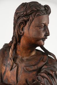 Scuola dell'Italia centrale, secolo XVII : Due sculture in legno intagliato a patina scura, raffiguranti figure reggi torce  - Asta Incanti d'Arte - Associazione Nazionale - Case d'Asta italiane