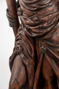 Scuola dell'Italia centrale, secolo XVII : Due sculture in legno intagliato a patina scura, raffiguranti figure reggi torce  - Asta Incanti d'Arte - Associazione Nazionale - Case d'Asta italiane