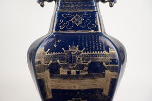 Vaso biansato in porcellana blu e decori in oro, Cina, dinastia Qing  - Asta Incanti d'Arte - Associazione Nazionale - Case d'Asta italiane