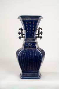 Vaso biansato in porcellana blu e decori in oro, Cina, dinastia Qing  - Asta Incanti d'Arte - Associazione Nazionale - Case d'Asta italiane