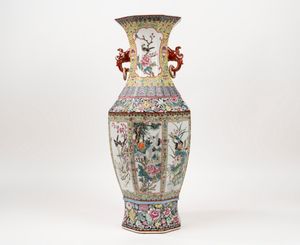 Vaso in porcellana policroma, Cina, secolo XX  - Asta Incanti d'Arte - Associazione Nazionale - Case d'Asta italiane