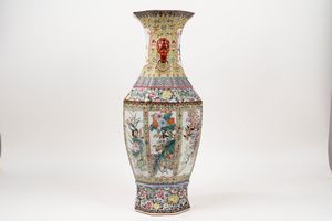 Vaso in porcellana policroma, Cina, secolo XX  - Asta Incanti d'Arte - Associazione Nazionale - Case d'Asta italiane