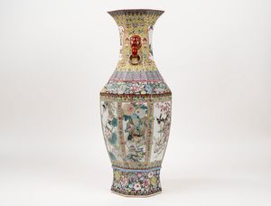 Vaso in porcellana policroma, Cina, secolo XX  - Asta Incanti d'Arte - Associazione Nazionale - Case d'Asta italiane