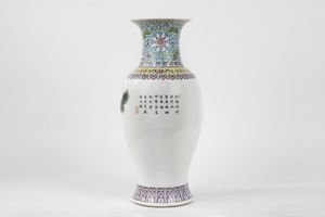 Vaso in porcellana policroma con due pavoni sul corpo, Cina, secolo XX  - Asta Incanti d'Arte - Associazione Nazionale - Case d'Asta italiane