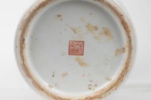 Vaso in porcellana policroma con due pavoni sul corpo, Cina, secolo XX  - Asta Incanti d'Arte - Associazione Nazionale - Case d'Asta italiane