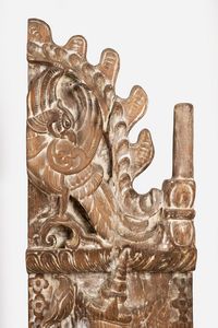 Due ante di porta in legno intagliato, Birmania o Thai, fine secolo XIX - inizi secolo XX  - Asta Incanti d'Arte - Associazione Nazionale - Case d'Asta italiane