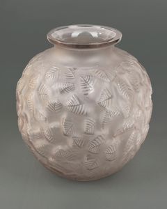 LALIQUE - Vaso Charmilles in vetro smerigliato, modello 978, circa 1926