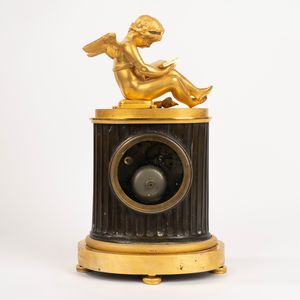 Pendola Impero con putto leggente in bronzo dorato e a patina scura, secolo XIX  - Asta Incanti d'Arte - Associazione Nazionale - Case d'Asta italiane