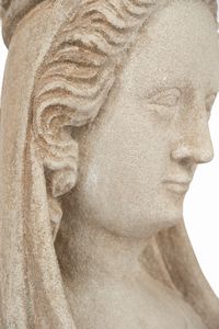 Scuola francese : Scultura in pietra arenaria raffigurante busto di Madonna incoronata  - Asta Incanti d'Arte - Associazione Nazionale - Case d'Asta italiane