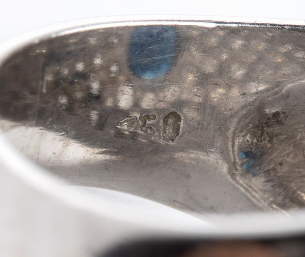 Anello a fascia in oro con zaffiro e pave' di diamanti  - Asta Gioielli e Orologi - Associazione Nazionale - Case d'Asta italiane