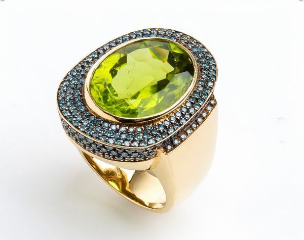 Anello in oro con peridoto e diamanti blu  - Asta Gioielli e Orologi - Associazione Nazionale - Case d'Asta italiane