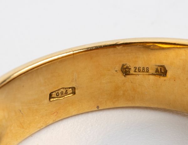 Anello a fascia in oro con corallo Cerasuolo  - Asta Gioielli e Orologi - Associazione Nazionale - Case d'Asta italiane