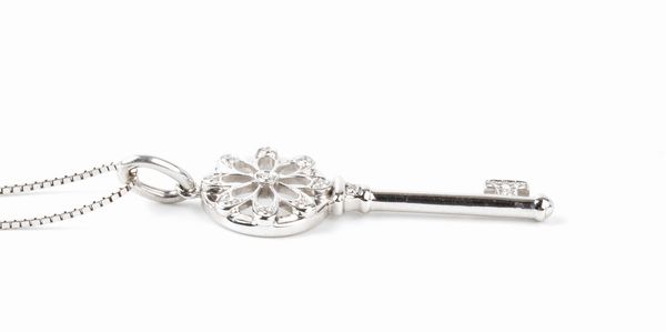 Tiffany & Co.® : Collezione TIFFANY KEYS: pendente Chiave Petal in oro e diamanti  - Asta Gioielli e Orologi - Associazione Nazionale - Case d'Asta italiane