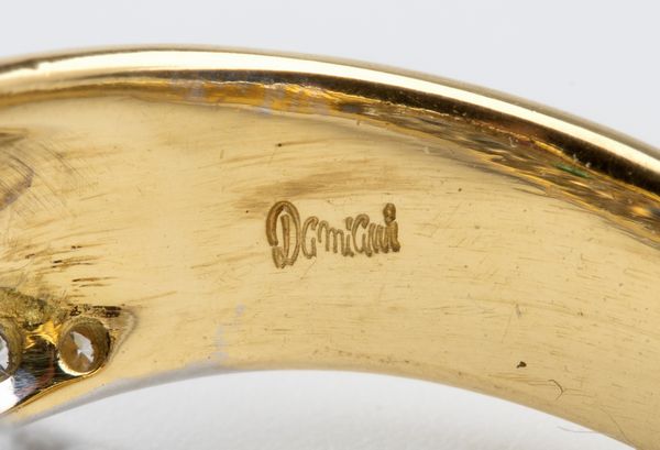 DAMIANI : Anello a fascia in oro con diamanti, zaffiri, smeraldi e rubino  - Asta Gioielli e Orologi - Associazione Nazionale - Case d'Asta italiane