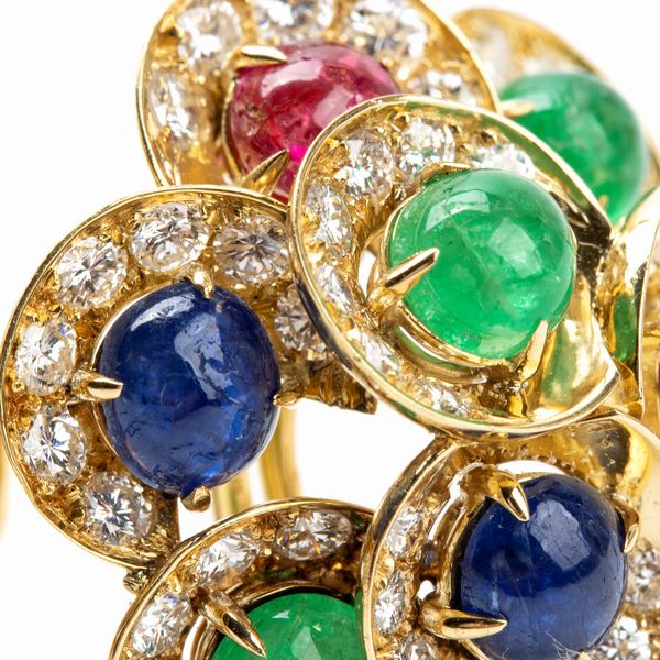 Paio di orecchini in oro giallo con diamanti e cabochon di smeraldi, zaffiri e rubini  - Asta Gioielli e Orologi - Associazione Nazionale - Case d'Asta italiane