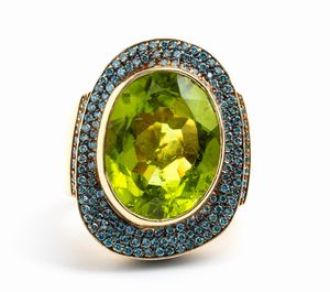 Anello in oro con peridoto e diamanti blu  - Asta Gioielli e Orologi - Associazione Nazionale - Case d'Asta italiane