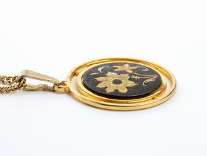 Girocollo in oro con pendente in metallo  - Asta Gioielli e Orologi - Associazione Nazionale - Case d'Asta italiane