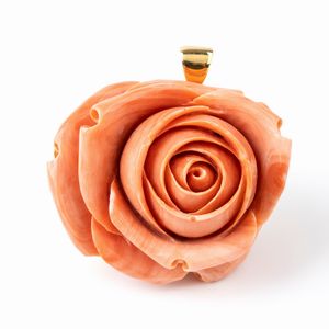 Spilla pendente in oro con corallo cerasuolo scolpito raffigurante un bocciolo di rosa  - Asta Gioielli e Orologi - Associazione Nazionale - Case d'Asta italiane