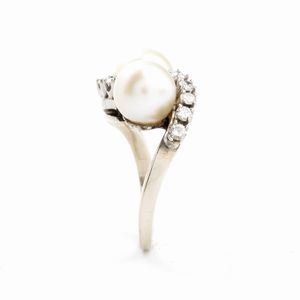 Anello in oro bianco con perle e diamanti  - Asta Gioielli e Orologi - Associazione Nazionale - Case d'Asta italiane