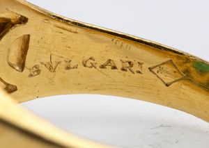 bulgari : Anello a trombino in oro con smeraldo e diamanti.  - Asta Gioielli e Orologi - Associazione Nazionale - Case d'Asta italiane