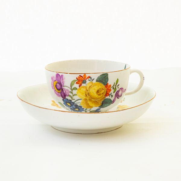 Tazza con piatto in porcellana bianca con decoro a fiori,  - Asta Smart Auction: arredi, dipinti, sculture, argenti e altro a prezzi vantaggiosi - Associazione Nazionale - Case d'Asta italiane