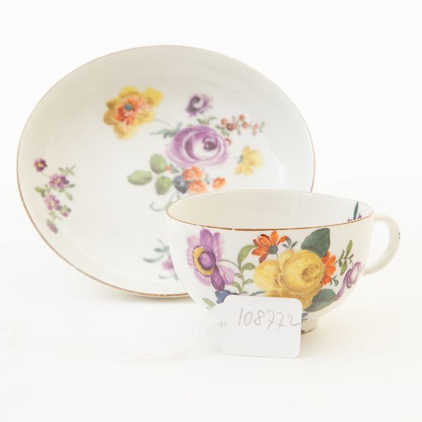 Tazza con piatto in porcellana bianca con decoro a fiori,  - Asta Smart Auction: arredi, dipinti, sculture, argenti e altro a prezzi vantaggiosi - Associazione Nazionale - Case d'Asta italiane